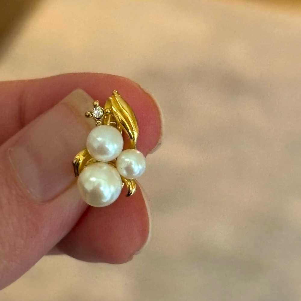 Elegant Vintage Gold Tone Faux Pearl Clip On Earrings